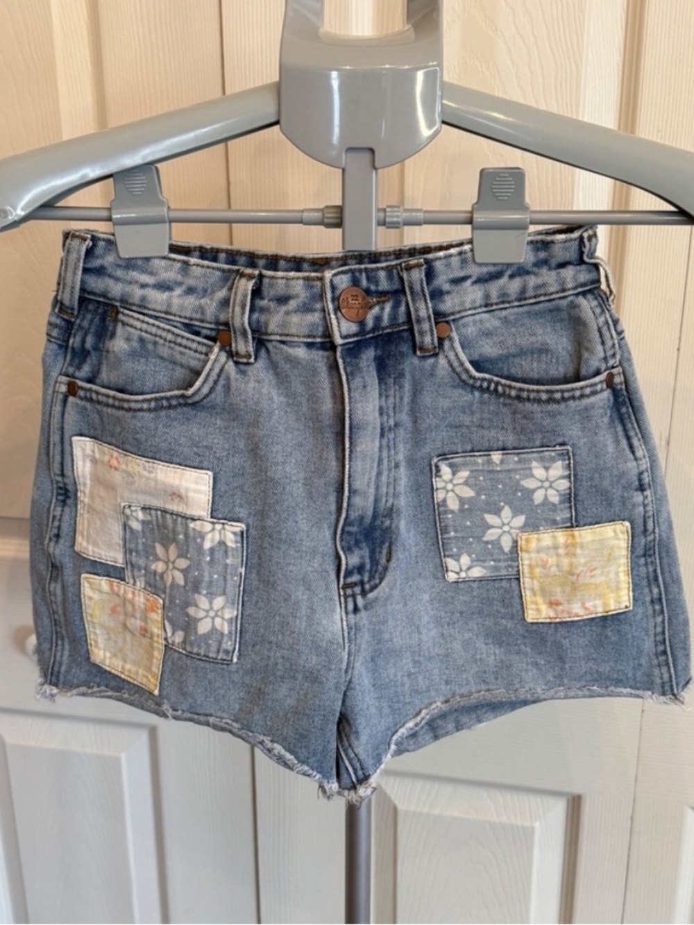 Billabong Wrangler Denim Shorts Patchwork Distressed Cutoff Womens Size‎ 24